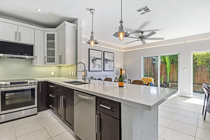 Property Photo:  1741 NE 4th Avenue F5  FL 33305 