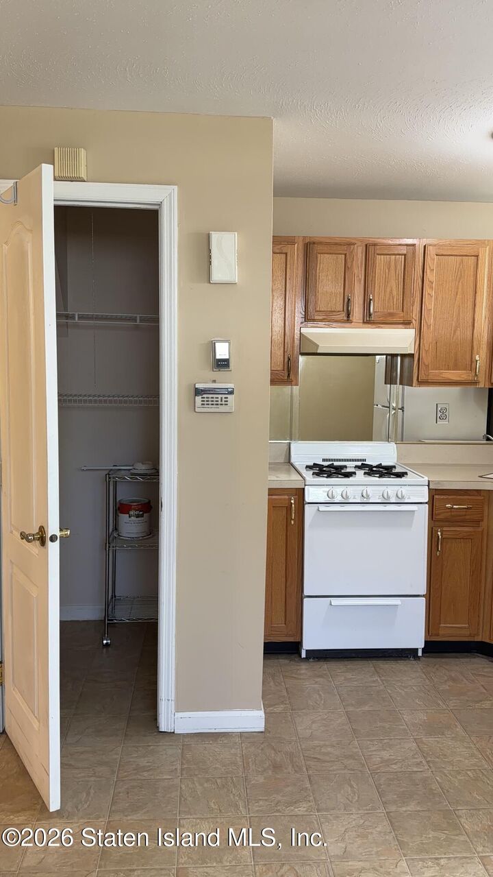Property Photo:  586 Rockaway Street 2  NY 10307 