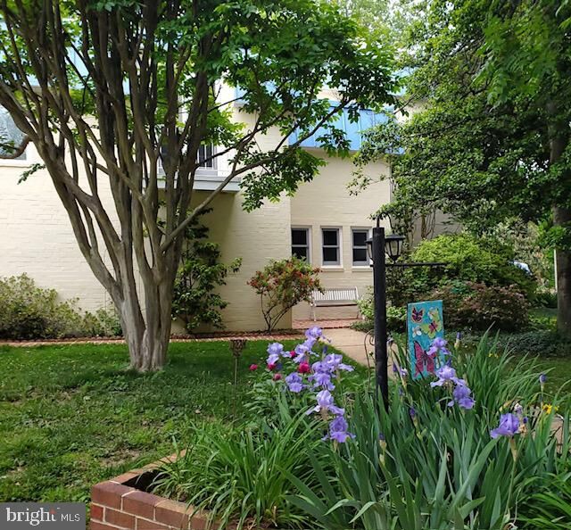 Property Photo:  201 Garden Court  VA 22046 