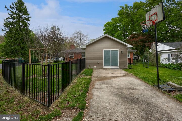 Property Photo:  43 Oak Lane  PA 17033 