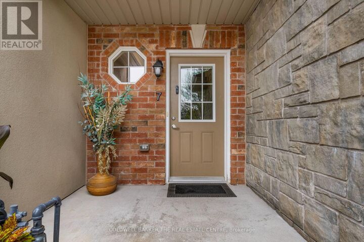 Property Photo:  49 Ferndale Drive South 7  ON L4N 5W9 