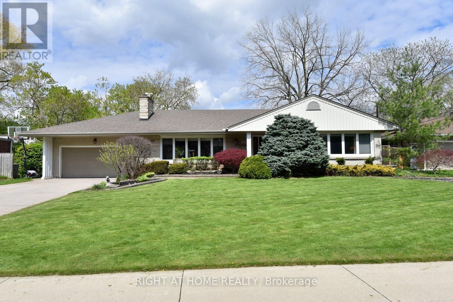 Property Photo:  724 Courtland Place  ON L7R 2M6 