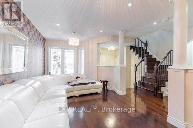 Property Photo:  833 Scollard Court 81  ON L5V 2B4 
