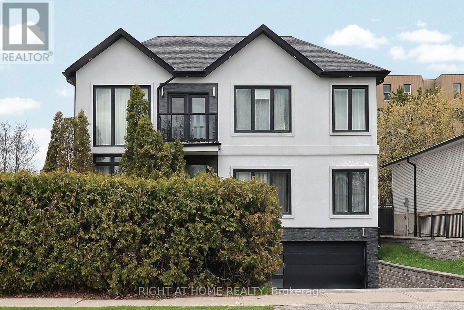 Property Photo:  2 Chalet Road  ON M2J 3V4 