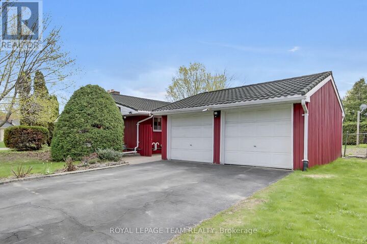 Property Photo:  2 Aleutian Road  ON K2H 7C8 