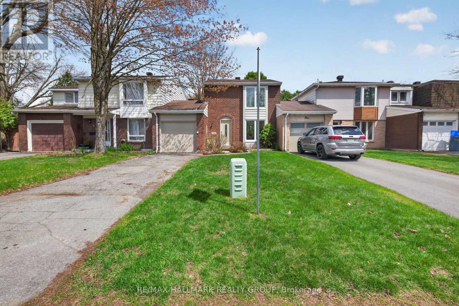 Property Photo:  6 Beddoe Lane  ON K1B 3Y1 