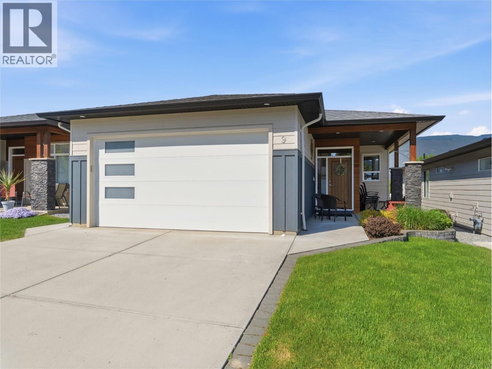 Property Photo:  1611 10 Street Southwest 9  BC V1E 0C8 