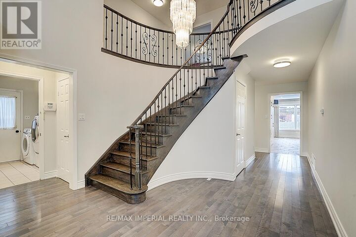 Property Photo:  45 Kew Gardens  ON L4B 1R6 