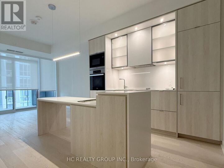 Property Photo:  11 Yorkville Avenue 2107  ON M4W 1L2 