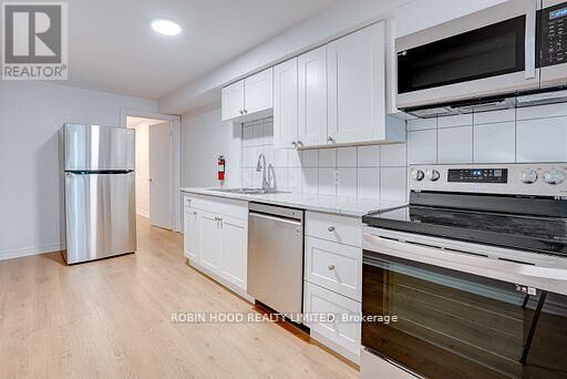Property Photo:  104 Gloucester Grove Ph1  ON M6C 2A8 