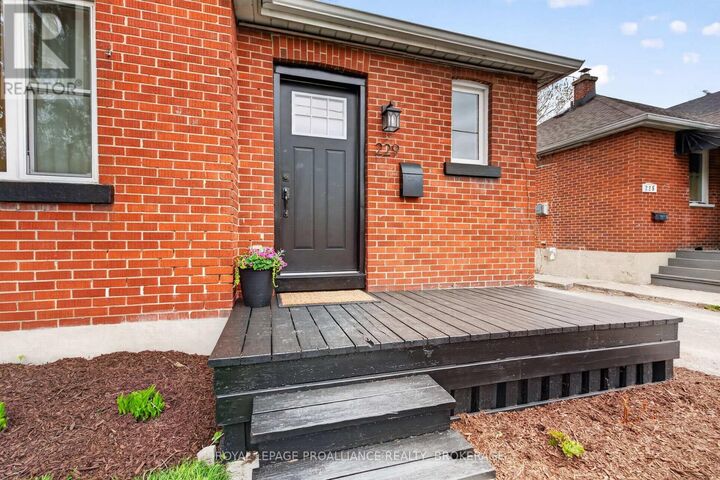 Property Photo:  229 Park Street  ON K7L 1K4 