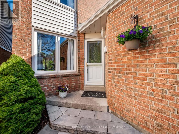 Property Photo:  120 Glenmanor Way  ON L4J 3E5 