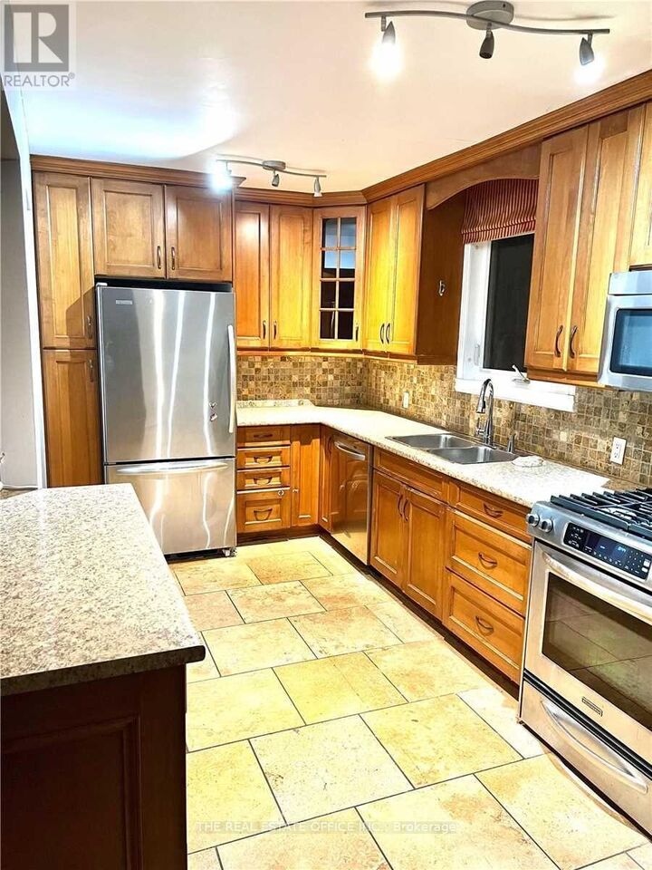 Property Photo:  44 Dallas Road Upper  ON M2R 2J6 