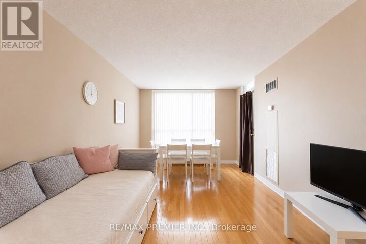 Property Photo:  19 Northern Heights Drive 504  ON L4B 4M4 