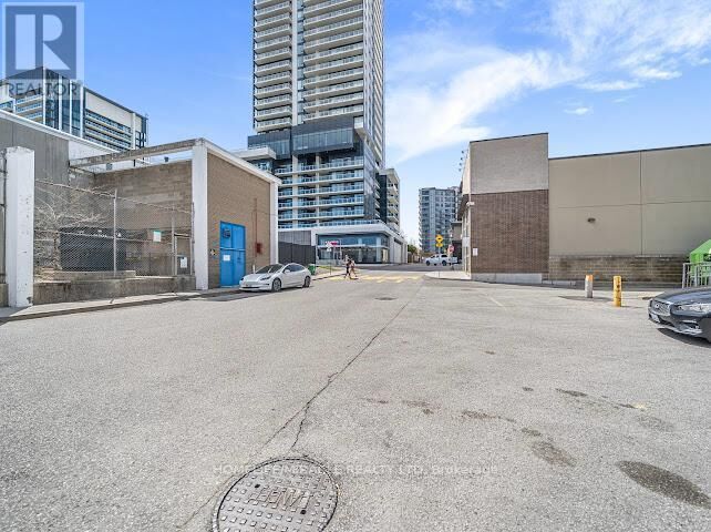 Property Photo:  50 O'Neill Road 2606  ON M3C 0R1 