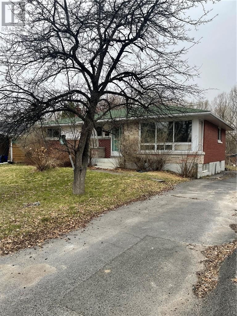 Property Photo:  729 Hillsdale Crescent  ON P3E 3S7 