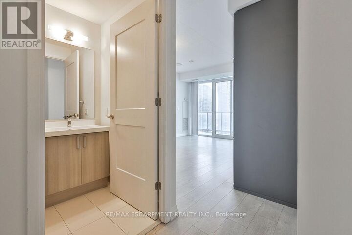 Property Photo:  7895 Jane Street 2004  ON L4K 0K2 