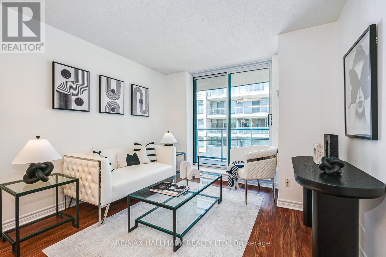 Property Photo:  1863 Queen Street East 311  ON M4L 3Y6 
