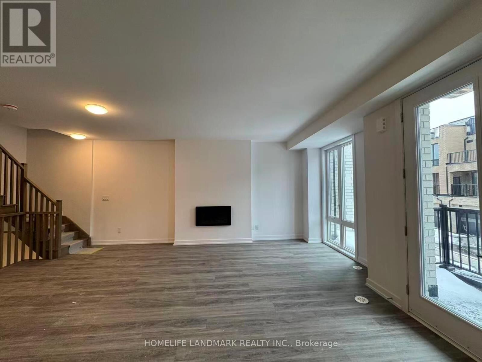 Property Photo:  15 Kerns Lane  ON L4E 1M1 