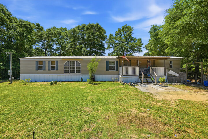 Property Photo: 12 E Royal Palm Avenue FL 32433