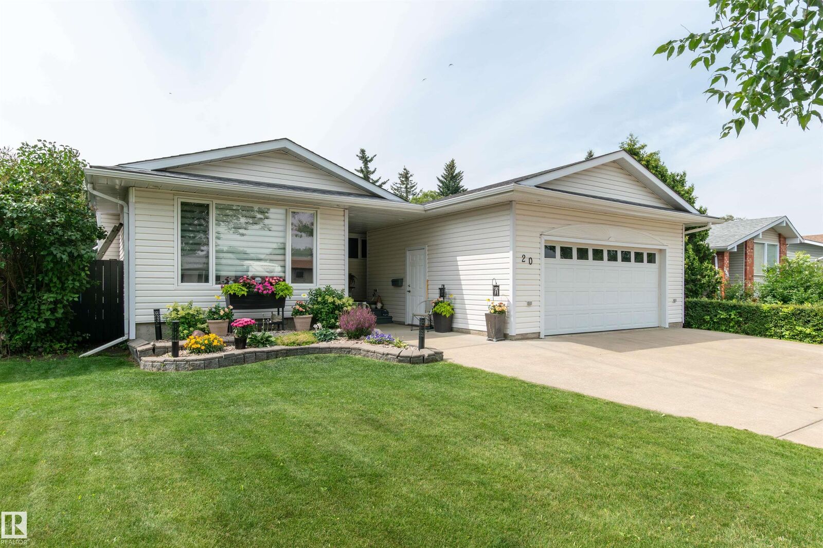 Property Photo:  20 Rosewood Drive  AB T8A 2H2 