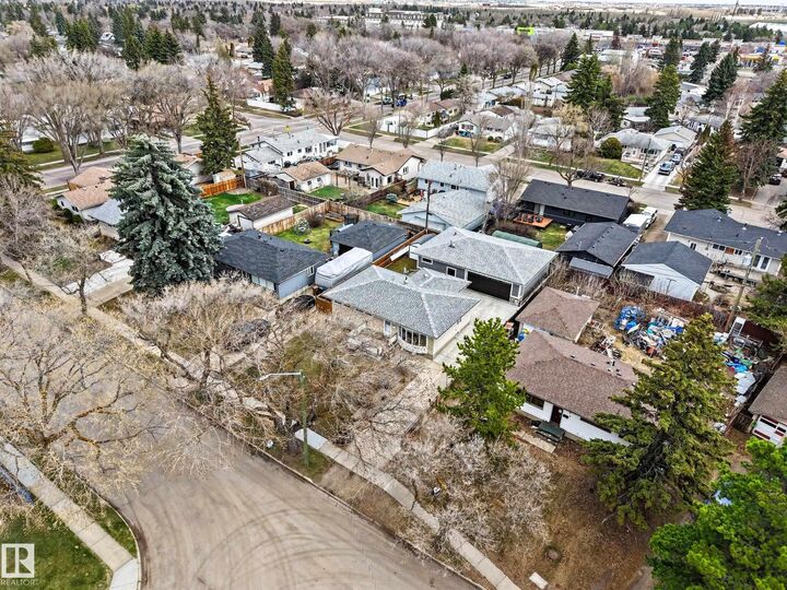 Property Photo:  6 Sheridan Drive  AB T8N 0J2 