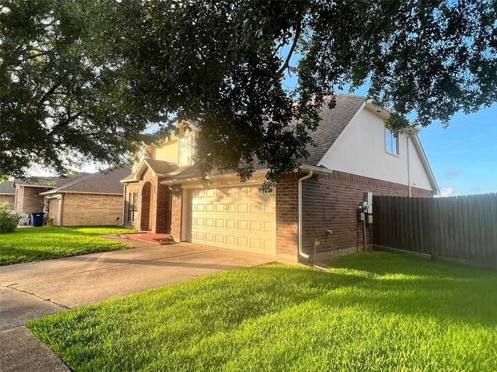 Property Photo:  510 Oak Briar Drive  TX 77565 