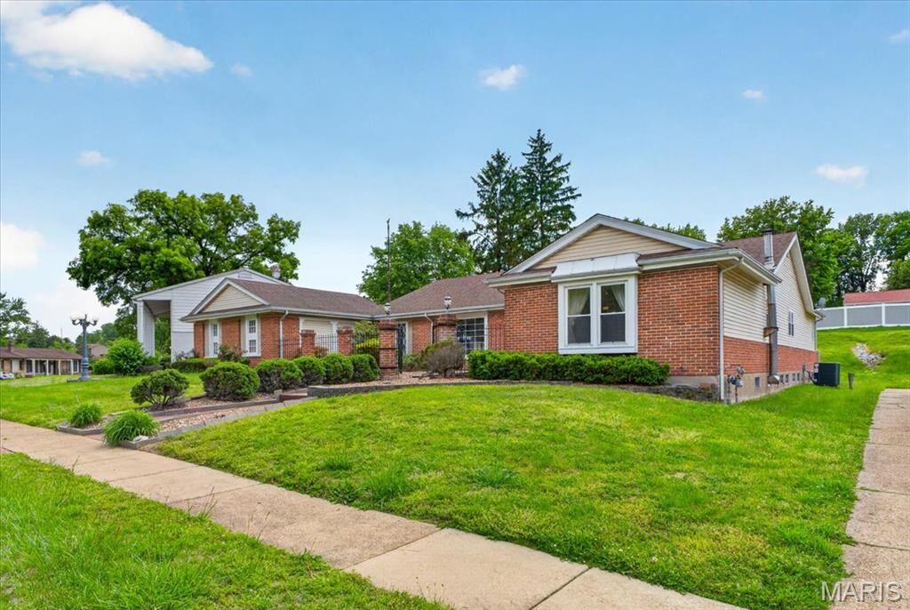 Property Photo:  5 Blossomwood Court  MO 63033 