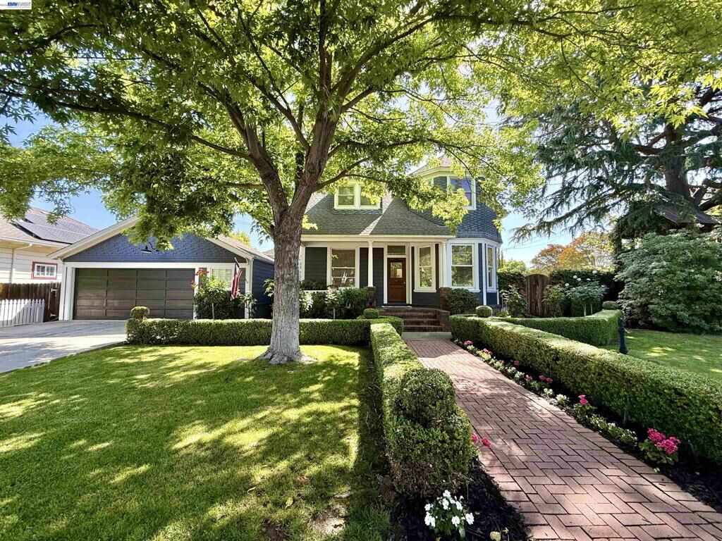 Property Photo:  580 S L St  CA 94550 