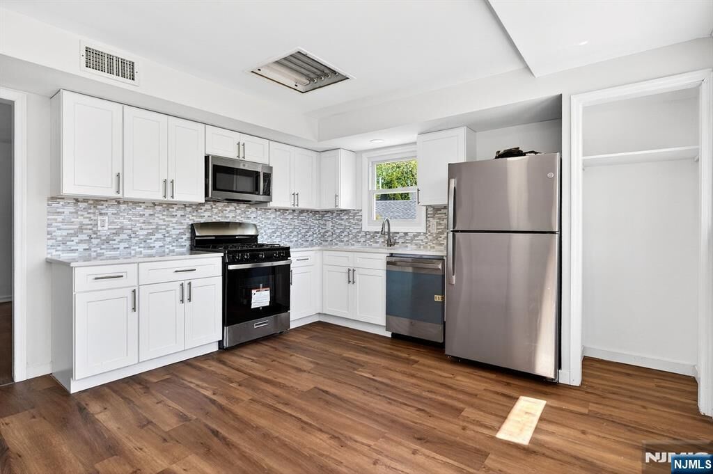 Property Photo:  292 Louis Street 1fl  NJ 07601 