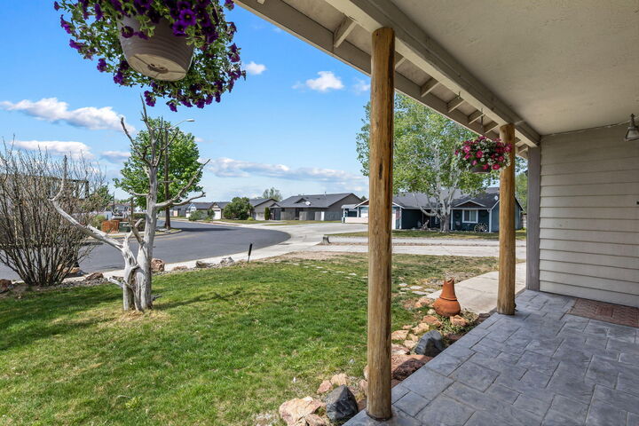 Property Photo: 648 NE Cougar Loop OR 97754