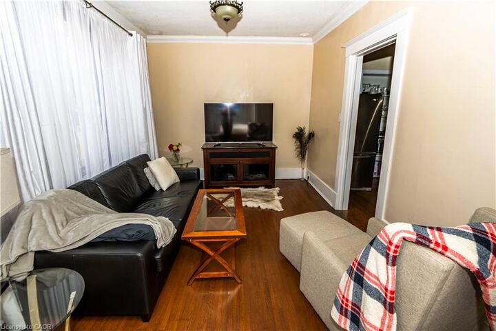 Property Photo:  408 Wellington Street N 2  ON N2H 5L2 