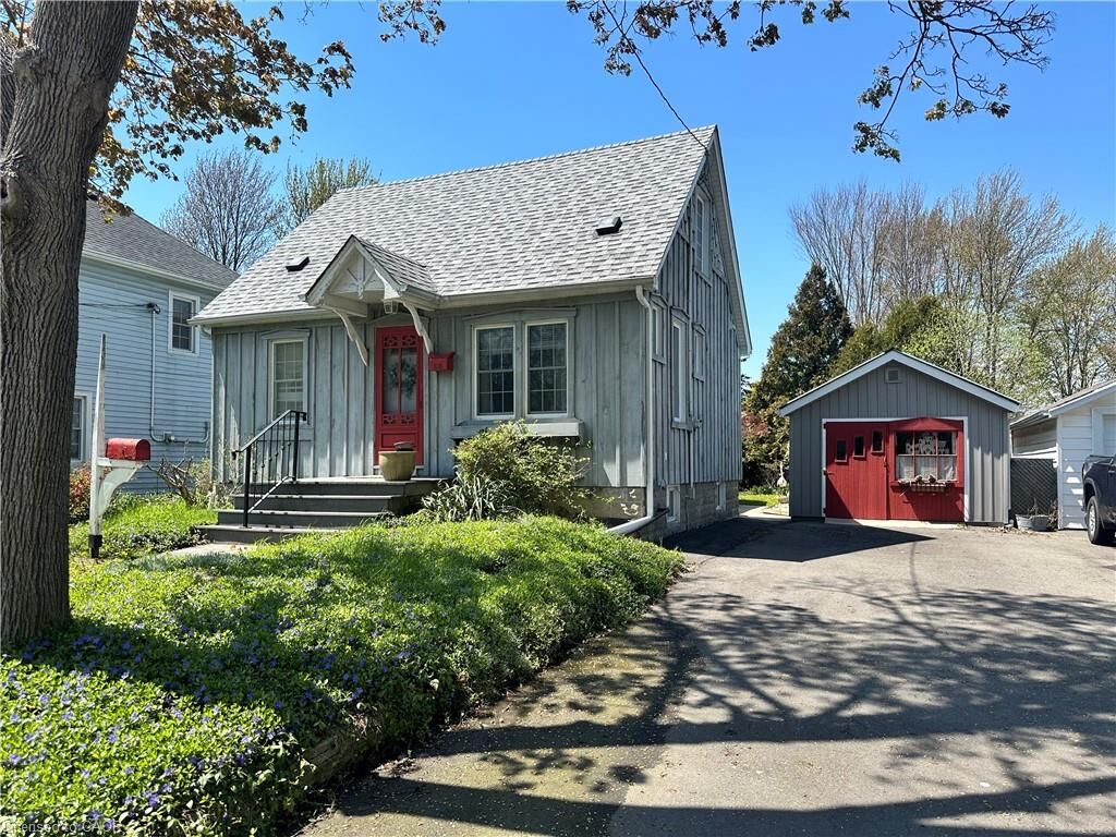 Property Photo:  618 Pine Street  ON N1A 2M2 
