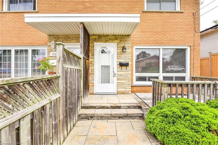 Property Photo:  1027 Bernhardt Street  ON N3H 2X9 