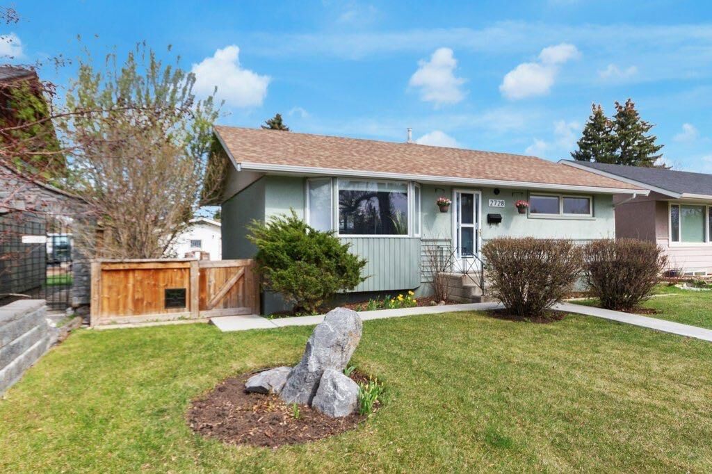 Property Photo:  2728 45 Street SW  AB T3E 3Y4 