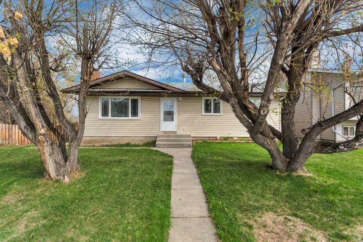 Property Photo:  5728 57 Street Close  AB T4T 1H8 