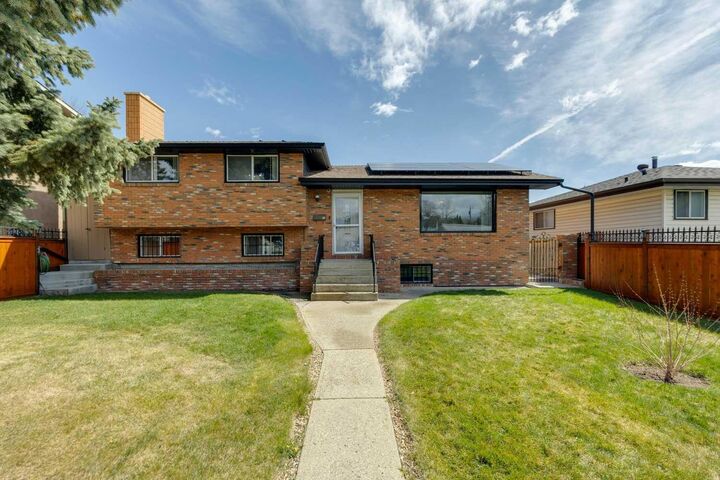 12 Huntwick Way NE — photo 1