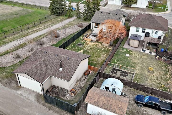 Property Photo:  102 Robinson Avenue  AB T0M 1R0 