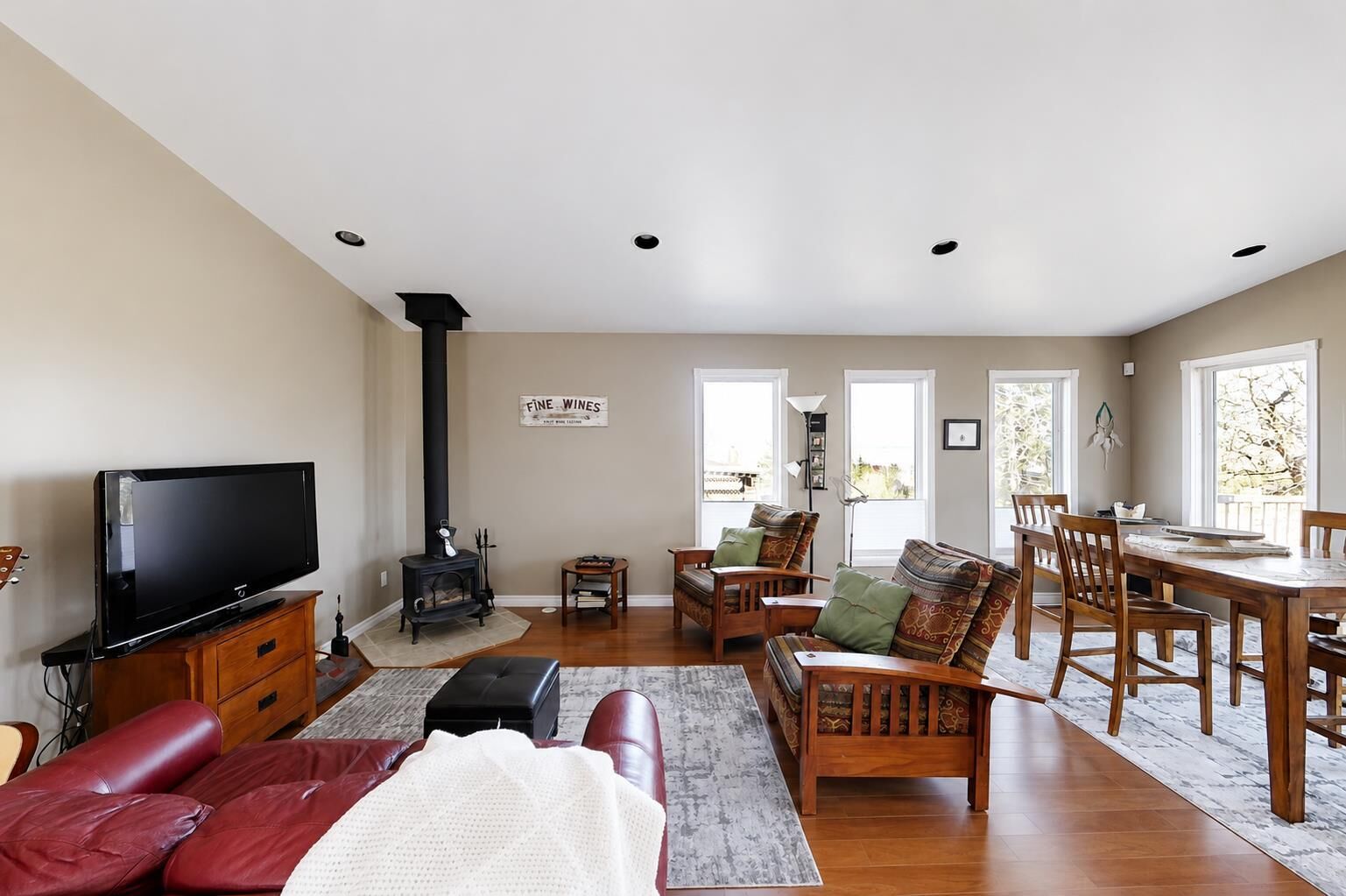 Property Photo:  22 9 Street  AB T0G 2A0 