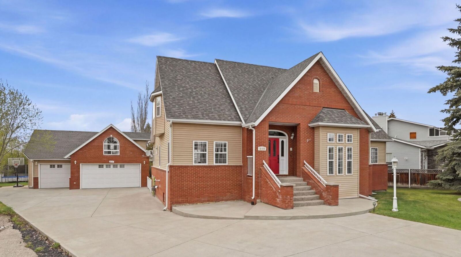 Property Photo:  809 East Lakeview Road  AB T1X 1B1 