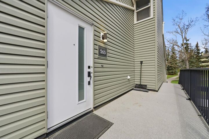 Property Photo:  78 Glamis Green SW 265  AB T3E 6V1 