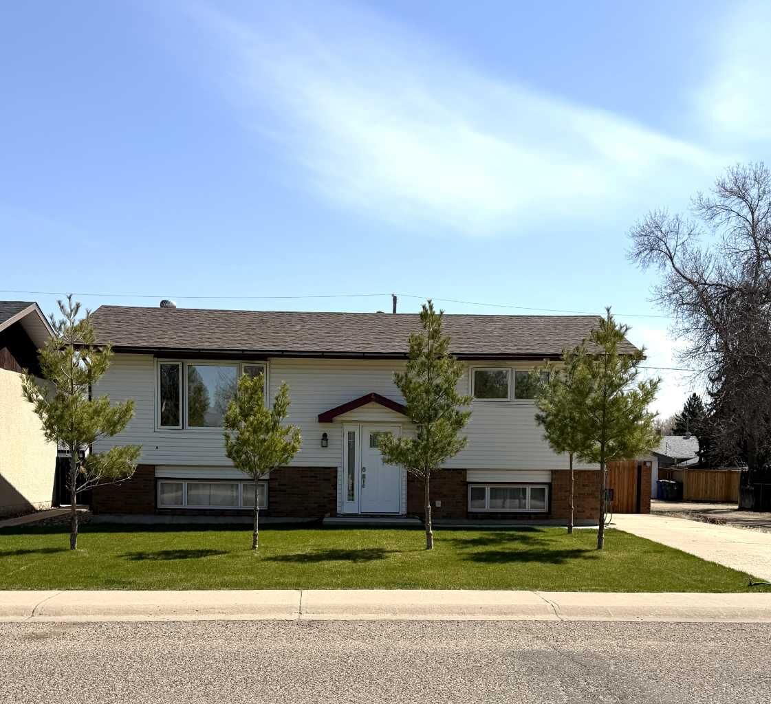 Property Photo:  1539 4 Avenue NE  AB T1A 6C2 