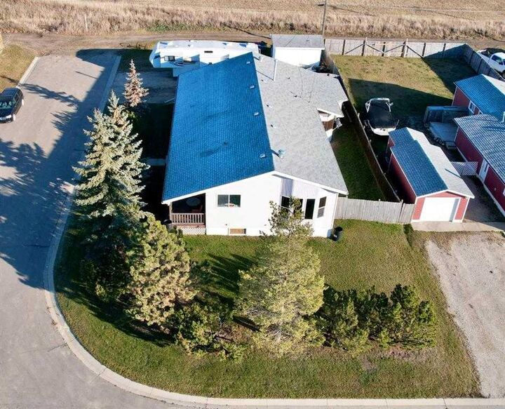 Property Photo:  422 7th Avenue  AB T0H 0C0 