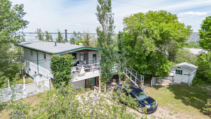 Property Photo: 44 Lakeview Avenue AB T0C 2L0