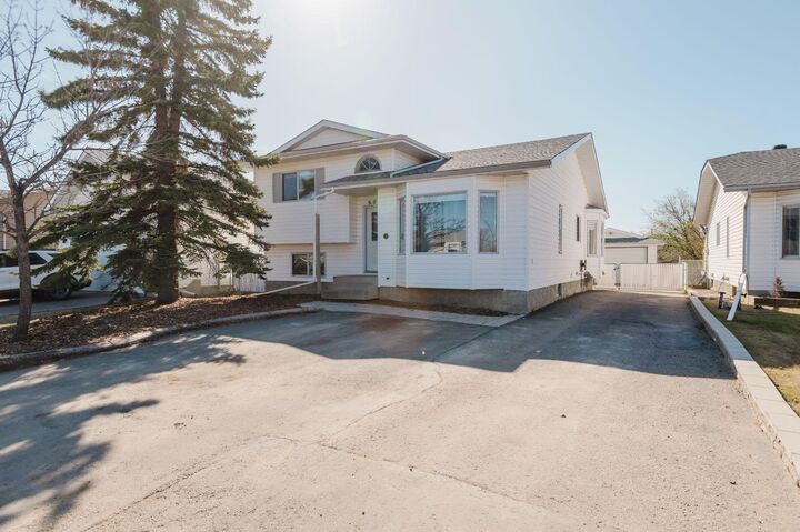 Property Photo:  9007 104 Avenue  AB T8X 1E8 