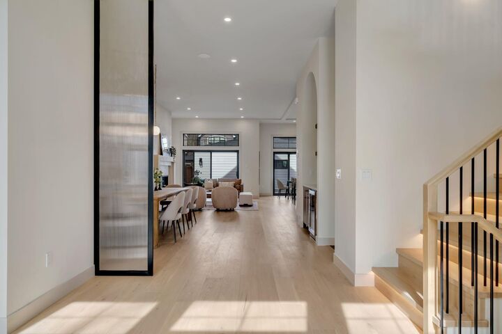 Property Photo:  2034 49 Avenue SW  AB T2T 2V4 