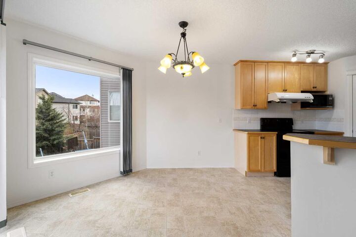 Property Photo:  112 Everridge Drive SW  AB T2Y 4R4 