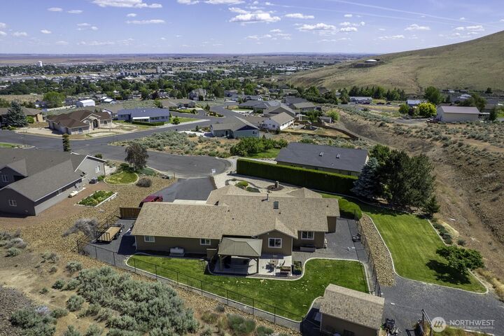Property Photo: 493 Chrisview Court W WA 98823