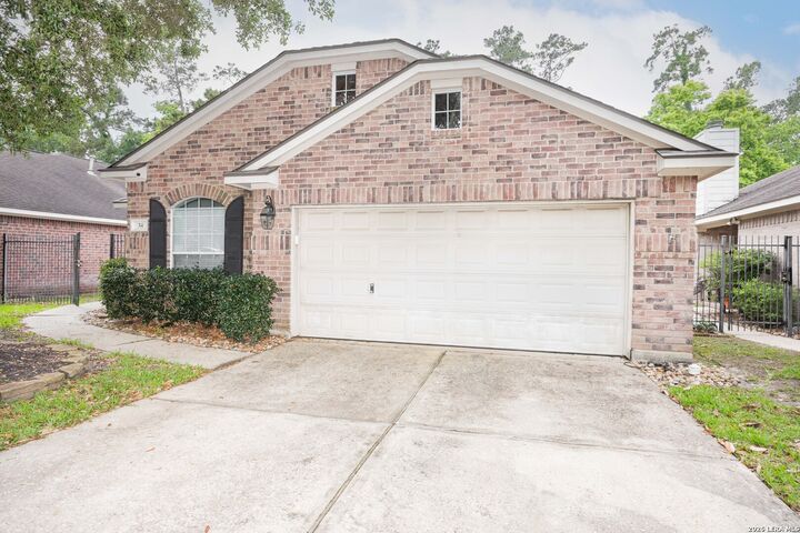 Property Photo:  34 W Foxbriar Forest Cir  TX 77382 