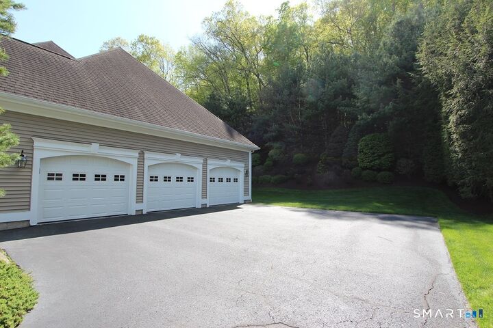 Property Photo:  19 Devonshire Court  CT 06001 